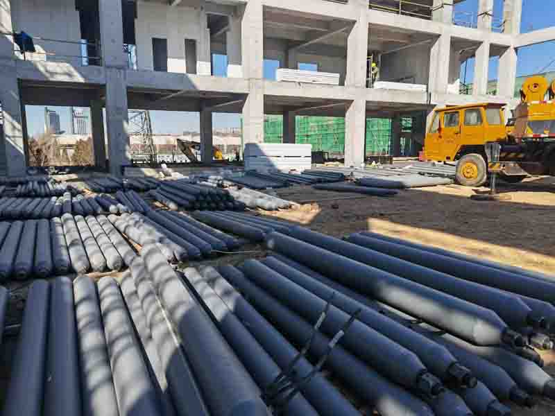 金天翼-章丘中學(xué)風(fēng)雨操場(chǎng)網(wǎng)架開(kāi)始安裝